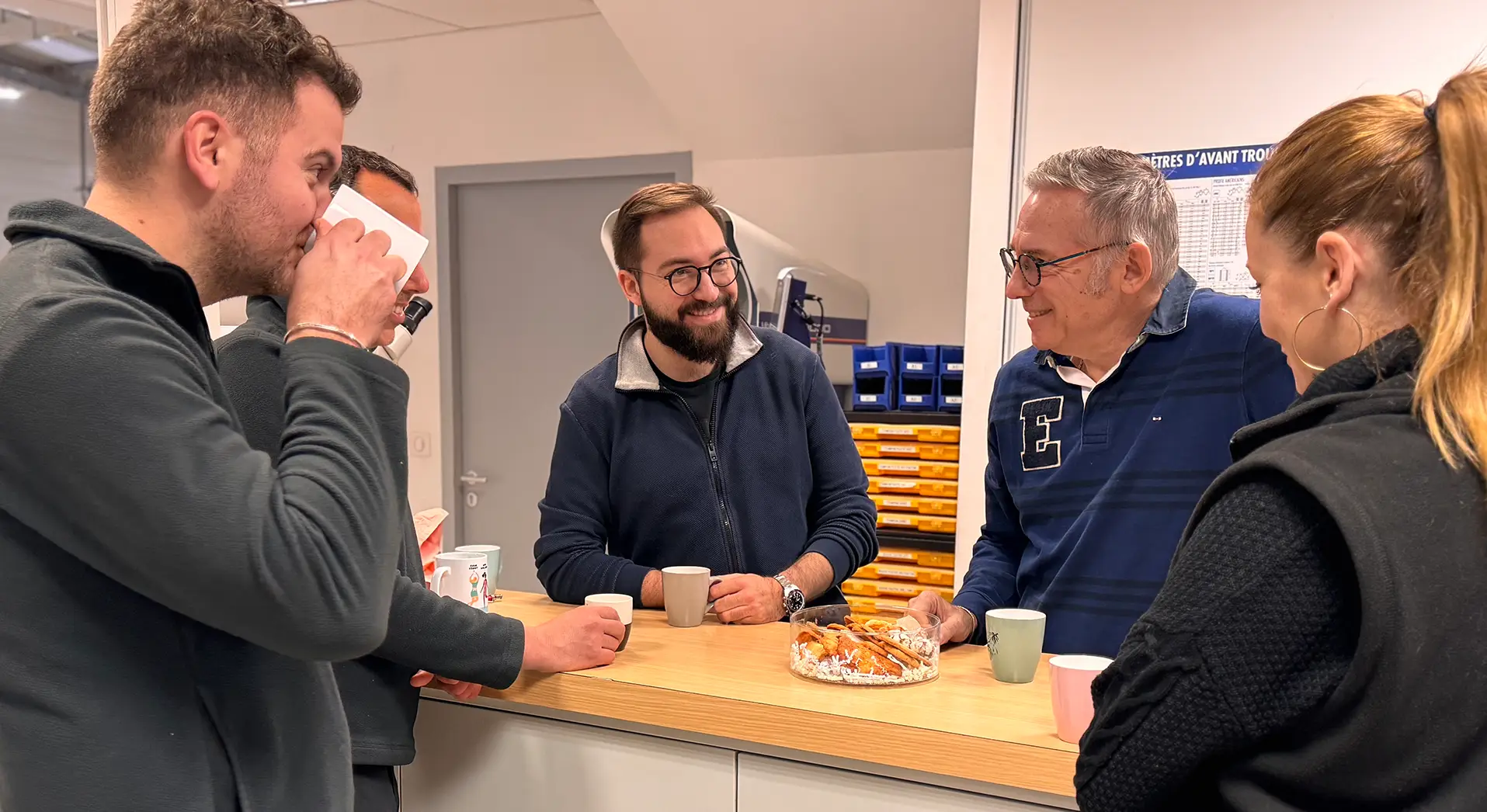 Pause conviviale entre collaborateurs chez Rabès Décolletage